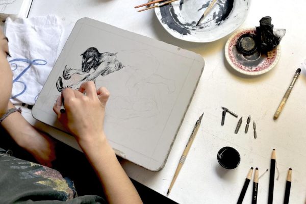 Formation lithographie Cora Texier, préparation du dessin sur la pierre