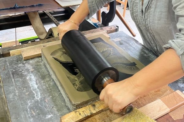 Formation lithographie Cora Texier, l'étape de l'encrage de la pierre.