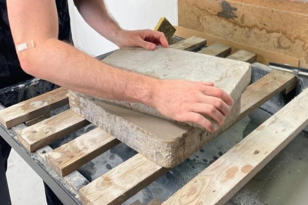 Formation lithographie Cora Texier, préparation de la pierre.