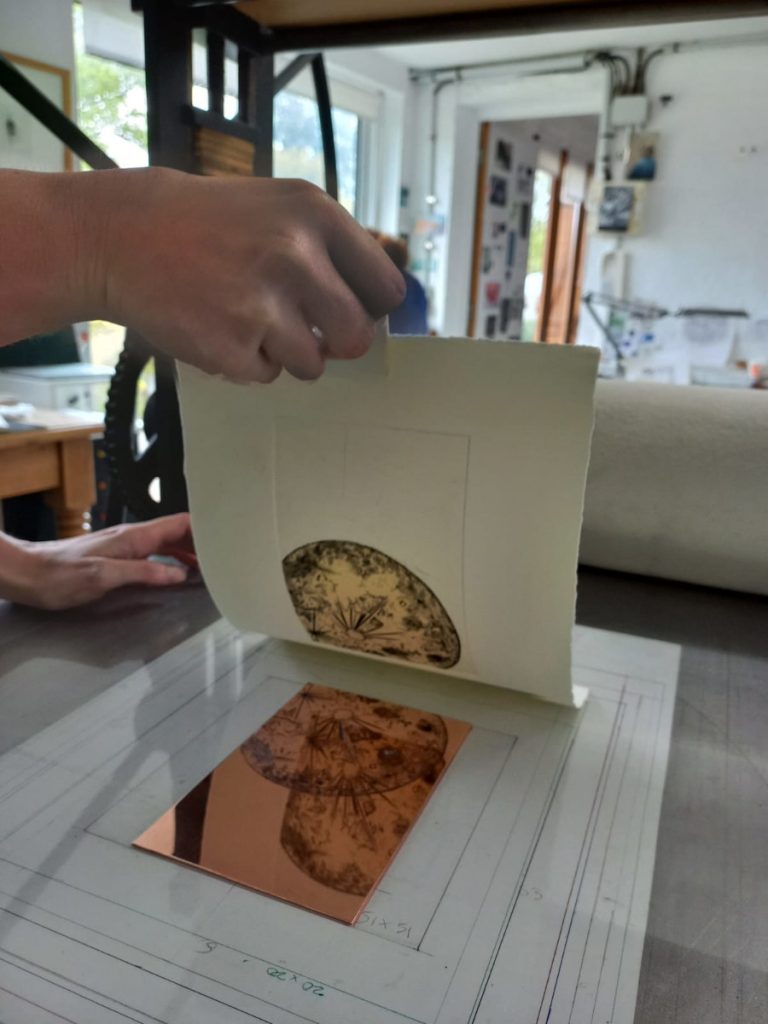 Tirage d'une gravure au burin formation Catherine Gillet