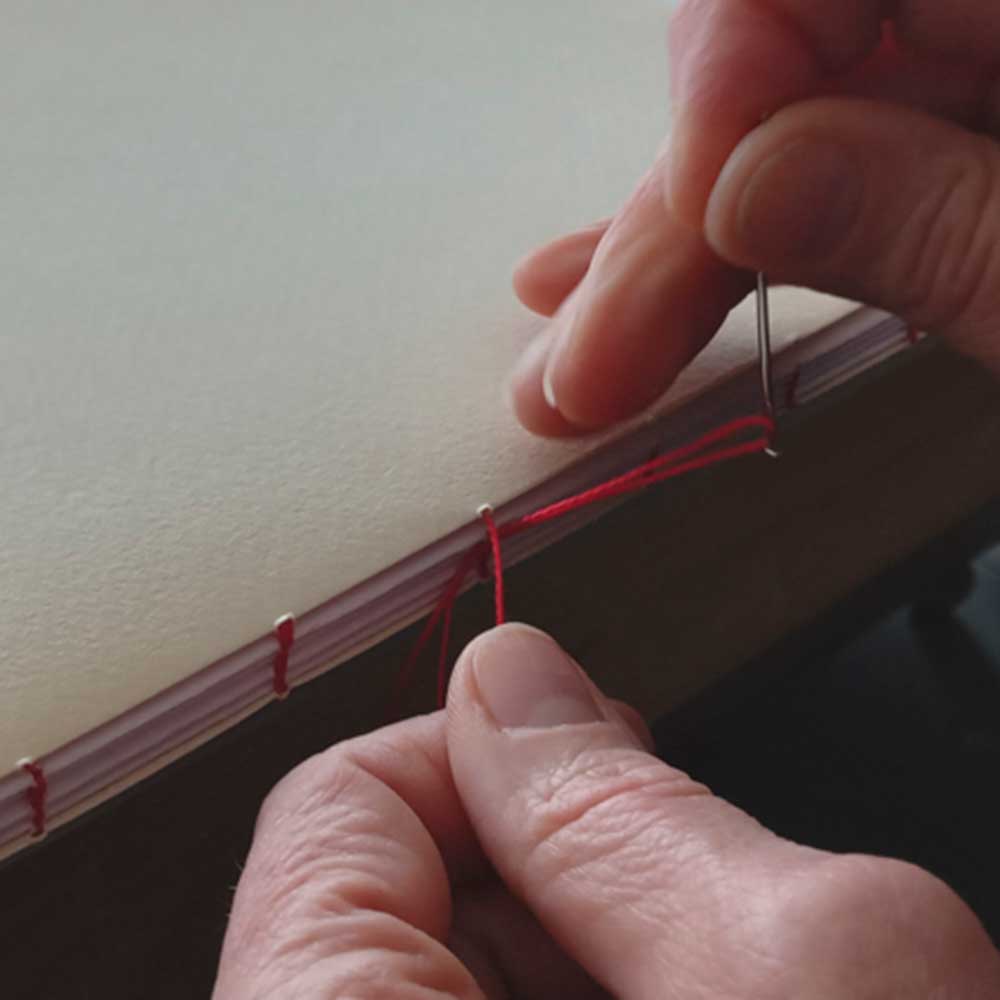 formation pro livre d'artiste, reliures cousues ou collées, la couture des cahiers