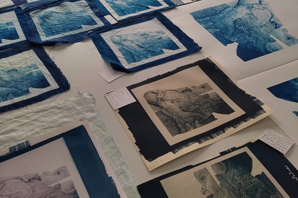 Variations sur papiers et tissus réalisés pendant la formation par Manon Pellan.